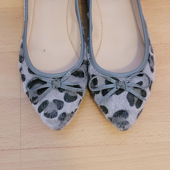 Gray animal pattern pointy toe flats - Picture 5 of 8